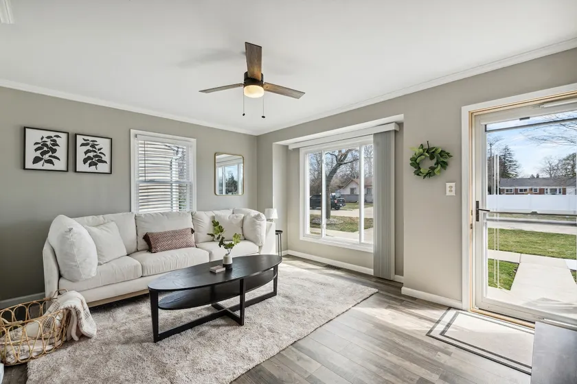 Cozy & Updated 2BR Bungalow - Image 1