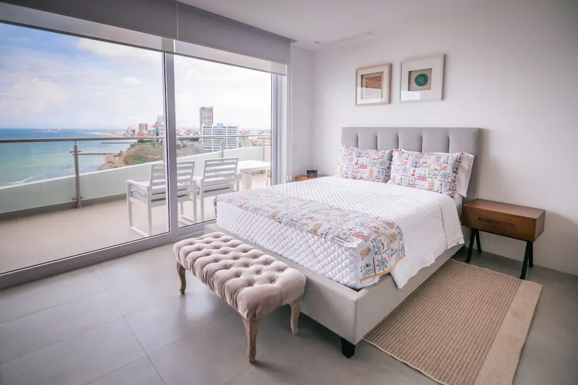 Modern apartment with an ocean view - Image 1