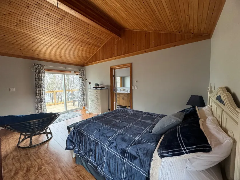 2 Bedrms Cottage W LAKE VIEW Beside Trail - Image 1