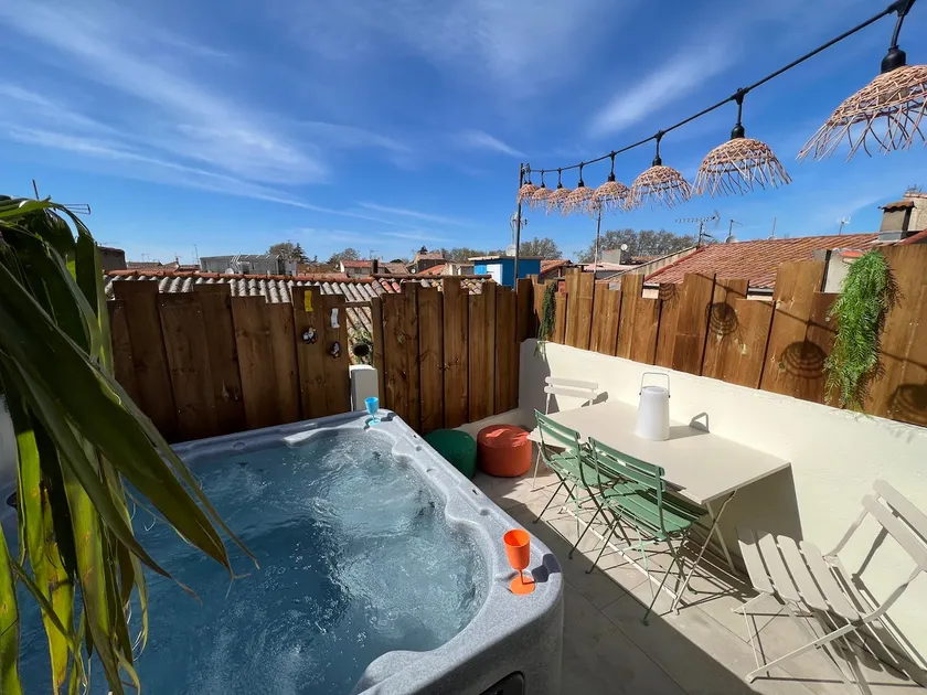 La Tête dans les Nuages – Jacuzzi & Sauna House - Image 1