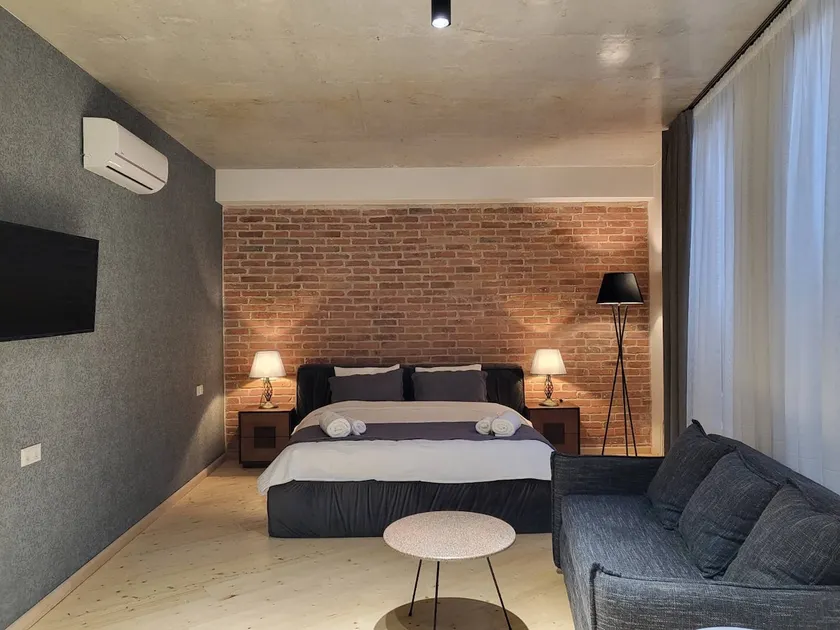 Old Gold AnteOn Studio Apartment - Image 1