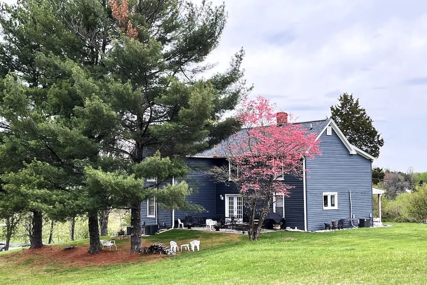 Gorgeous farmhouse w/ stunning views! - Image 1
