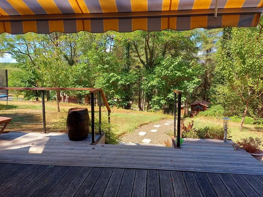 Cottage in the middle of the forest with lake nearby - Image 1