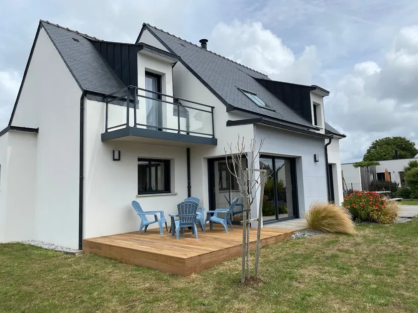 Family home near the sea - Image 1