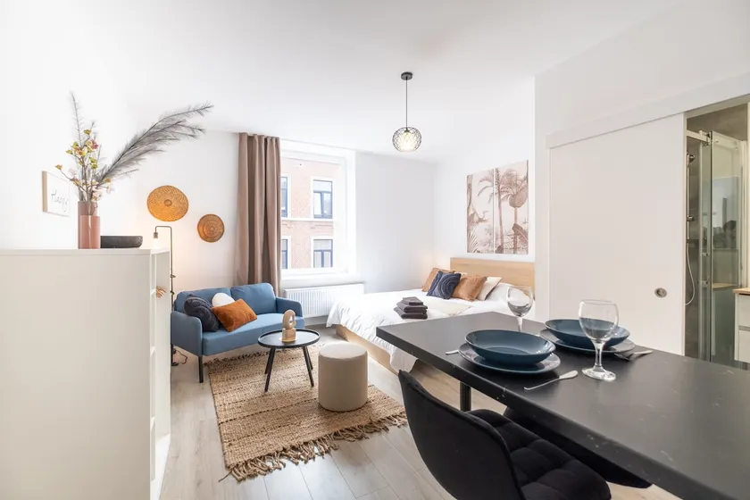 Chic Adventure Studio near Airport & Downtown - Image 1