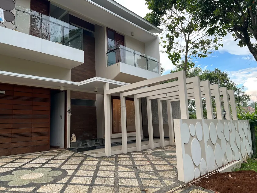 Cozy villa with swimming Pool in Sentul - Image 1