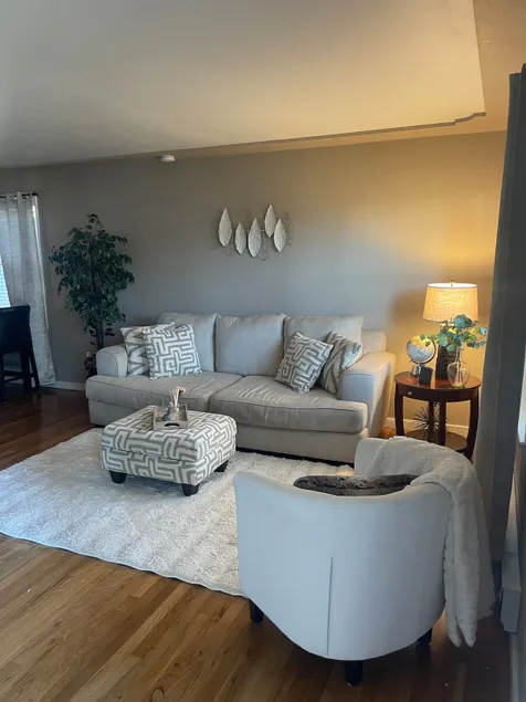 Cozy two bedroom townhouse close to Frontier Park - Image 1