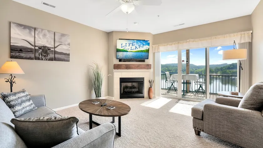 Lakefront Condo + Free Slip | Elevator access - Image 1