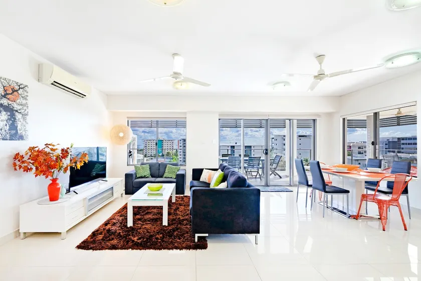 'The Smith' A Vibrant Poolside Balcony Haven - Image 1