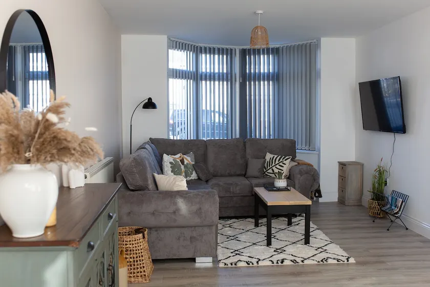 Peaceful & Inviting BohoChic Décor Home Coventry - Image 1