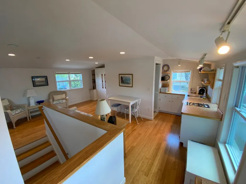 Cozy and bright shoreline studio apartment - walk to beach and row to boat - Image 1