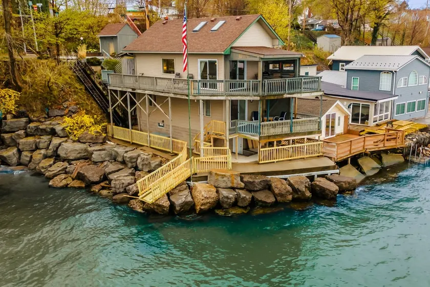 Sea Breeze Lakefront Cottage Steps to Hiking, Beach, Boat launch, Amusement Park - Image 1
