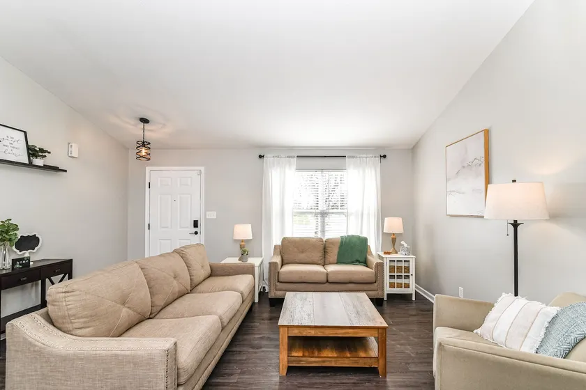 Walk to Ruoff, Pool table, Sleeps 8 - Image 1