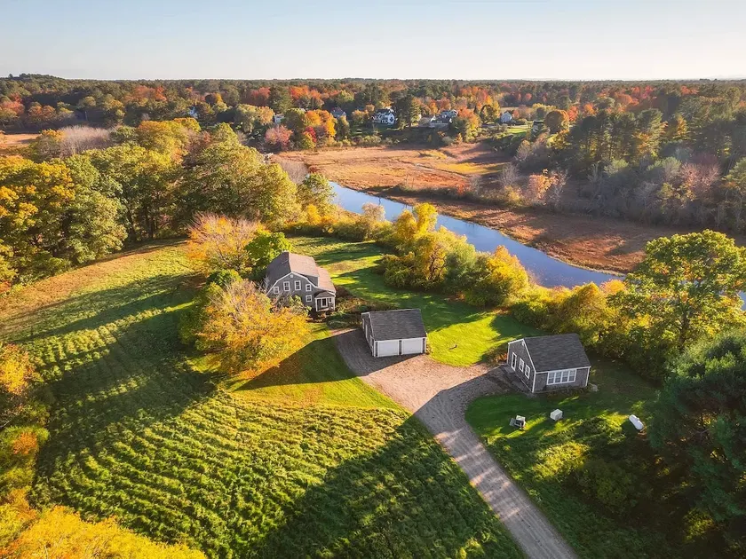 Classic, calm river view & centrally located home - Image 1