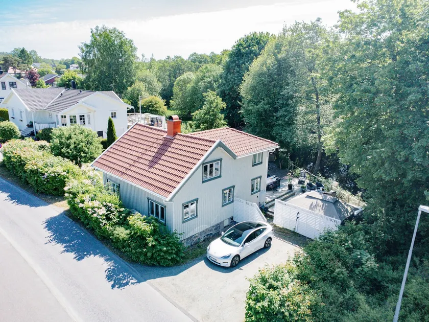 Cozy child-friendly villa, 15 minutes from Gothenburg - Image 1