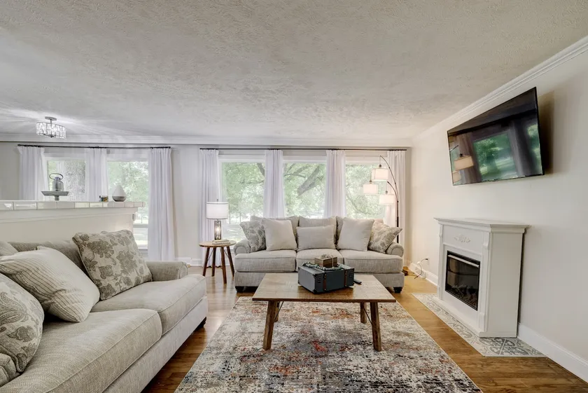 Great space, no cleaning fees, City park view. - Image 1