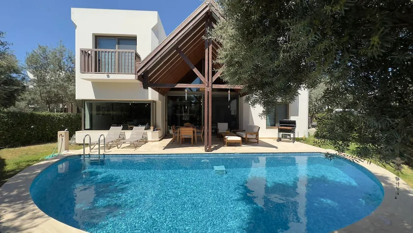 Detached villa with pool in Bitez. - Image 1