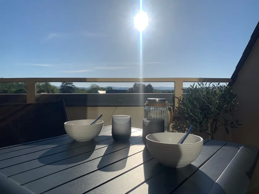 Top floor apartment, quiet rose garden area - Image 1