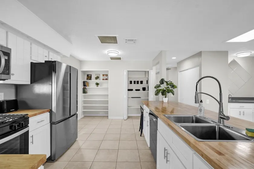 Spacious Kern Place Modern Beauty - Image 1