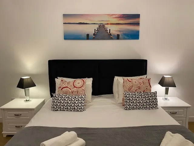 Modern 1 Bed Apt Bracknell- with parking - Image 1