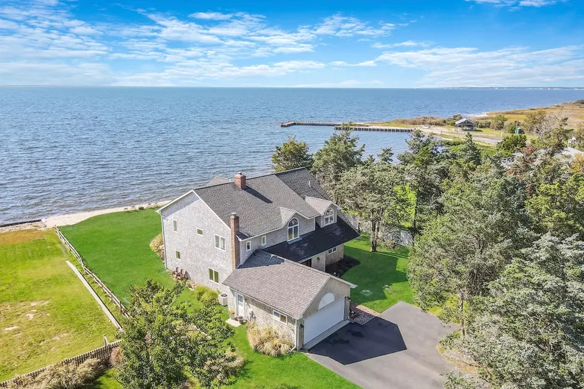 Waterfront house next to Bellport golf course - Image 1