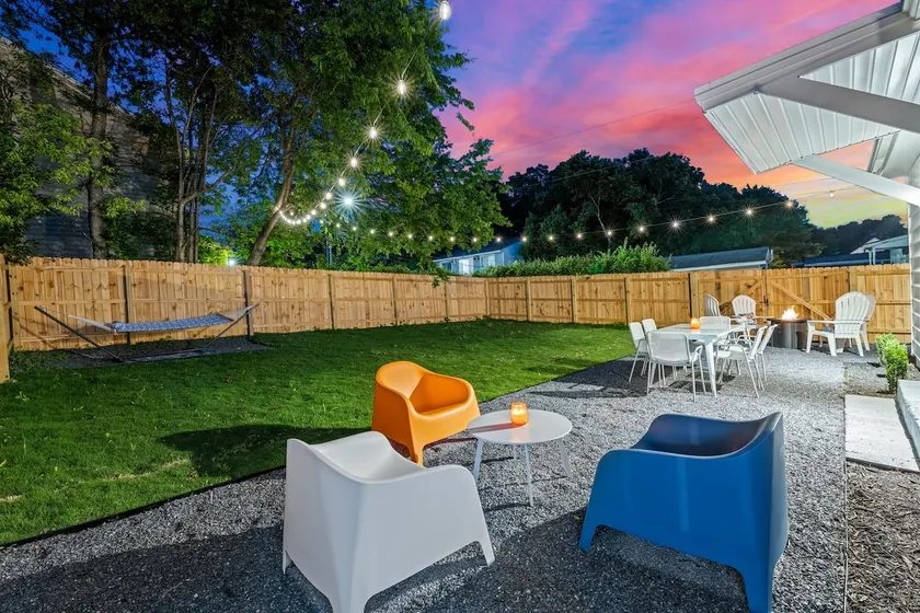 Retro Oaks • One Mile to Downtown • Fenced Yard - Image 1