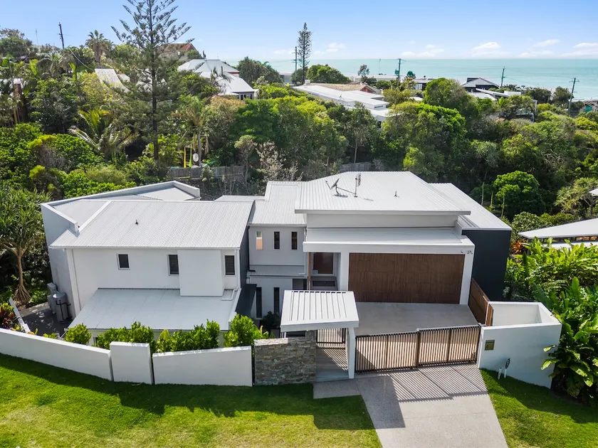 Surfside - 150m to beach w/heated pool - Image 1