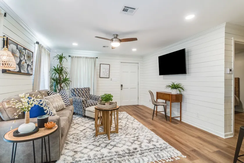 Chic & tranquil 1BR hideaway near Hwy 90 - Image 1