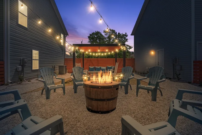 The Stylish Stay• Downtown • 3BDRM•4 Beds• Firepit - Image 1
