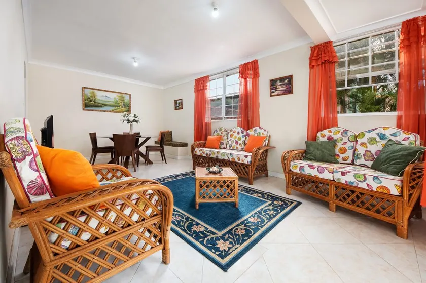 Spacious 2BR/1BA Near Beach Parking Sleeps 4 - Image 1