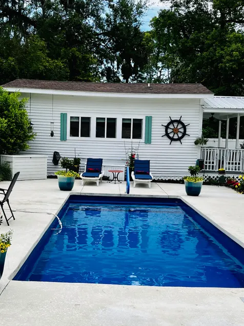 Poolside Paradise! - Image 1