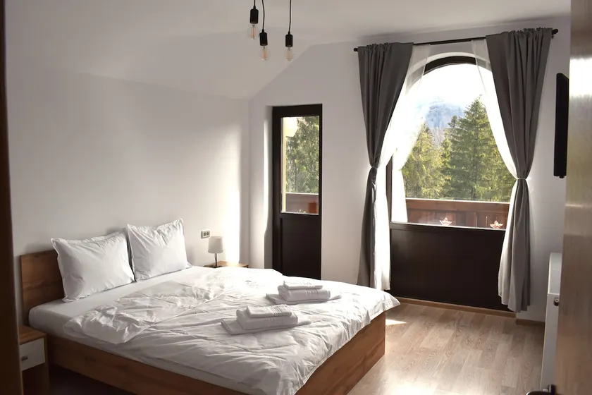 Cosy & Minimalistic Apartment near Peles Castle - Image 1