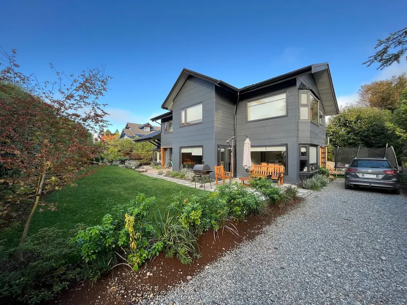 A spacious and modern house - Image 1