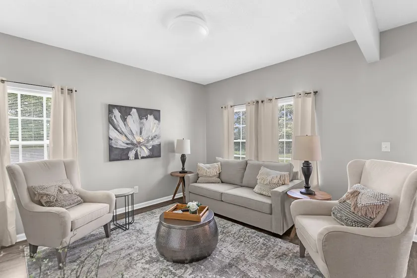Awesome Apt #4 with Free Parking - Image 1
