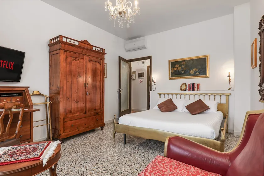 Corner property near the train station – SUITE with Panoramic Terrace - Image 1
