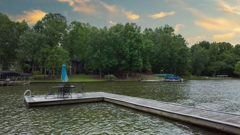 Lake Oconee cottage lakefront w/ dock & firepit - Image 1