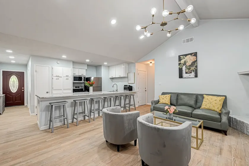 Remodeled_Entire 4B/2B home in Bellaire - Image 1