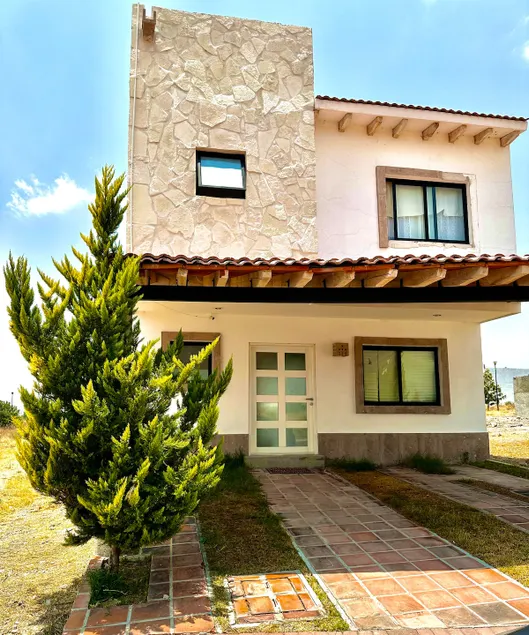 Spacious home in community - Image 1