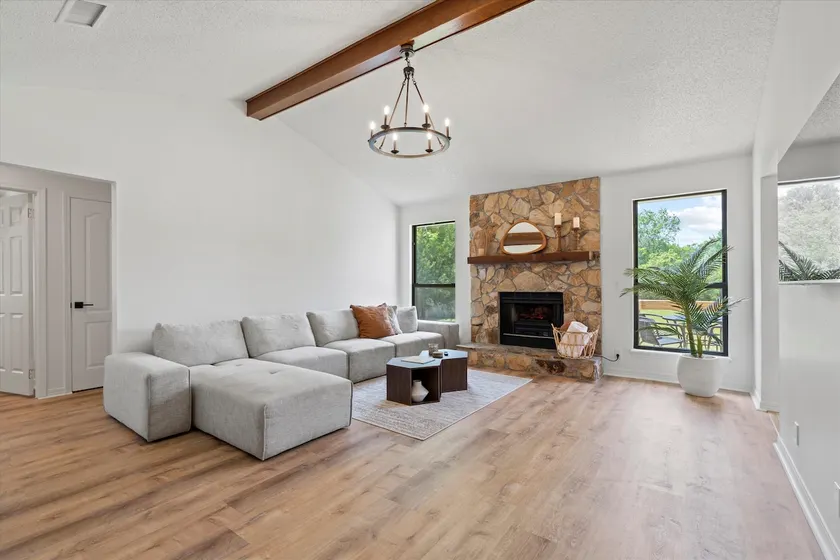 Spacious Home Near Beach, Large Yard, Game Room and Dog Friendly - Image 1