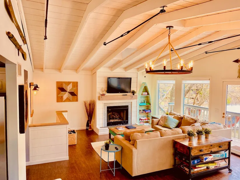 “Calm Water Cove” A Fun Family Lake Front Retreat - Image 1