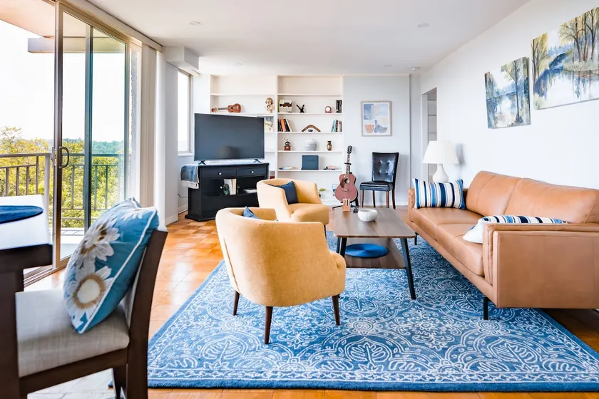 Skyline Views, Stylish Condo, Free Parking - Image 1