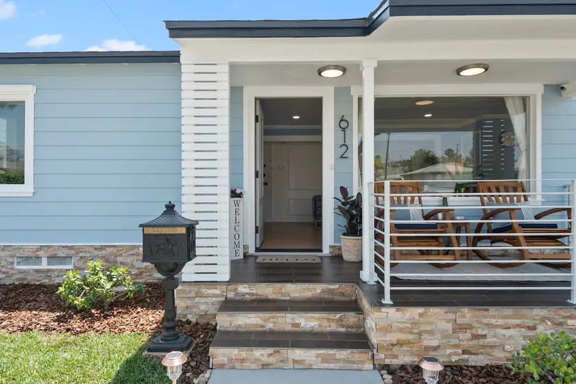 Charming Family Home nearby DTLA with Front Patio! - Image 1