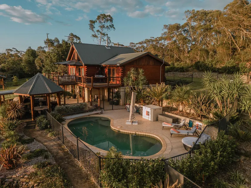 Wild Wings Lodge: Luxury Log Cabin, Blue Mountains - Image 1