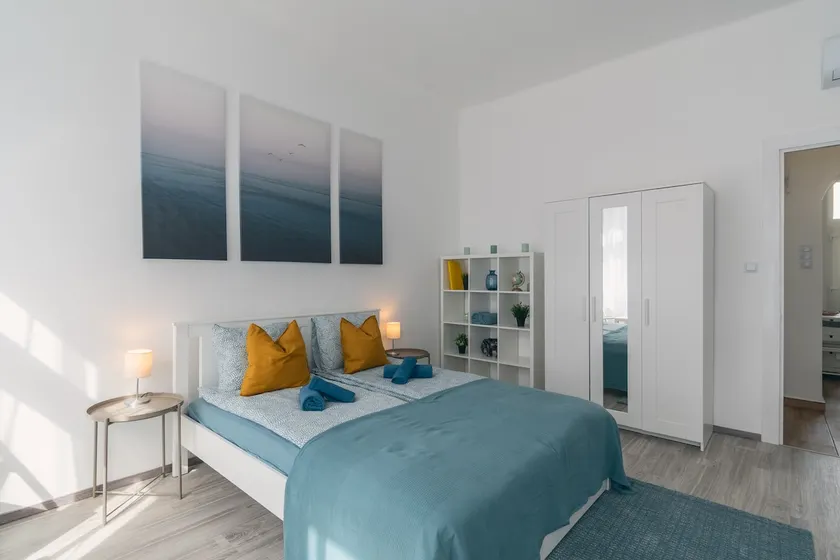 Bright downtown studio apartment - Image 1