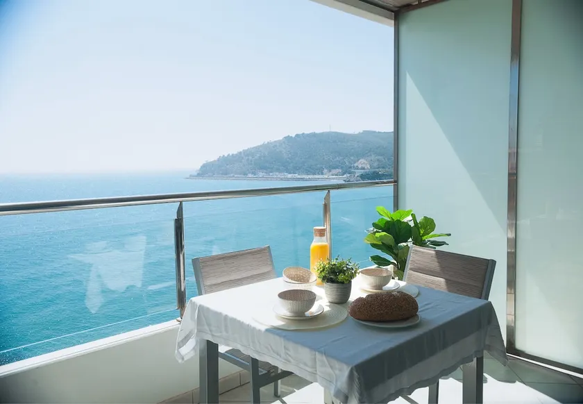Front line apartment with incredible views - Image 1