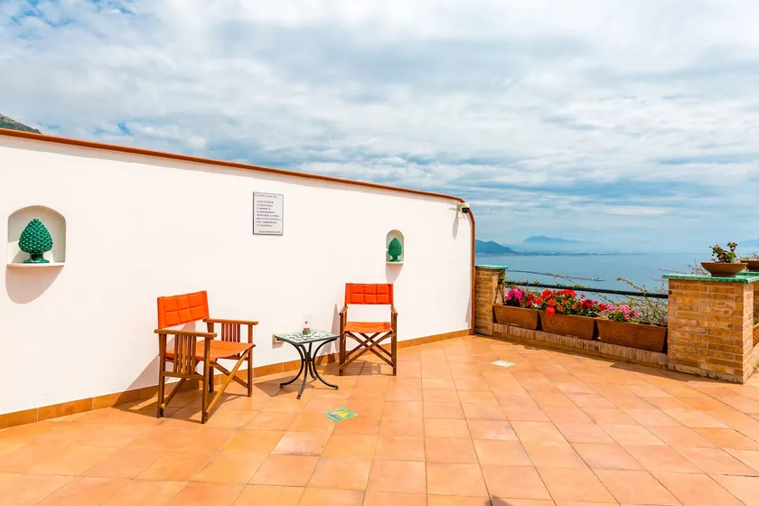 Seaview villa with garden terrace and parking spot - Image 1