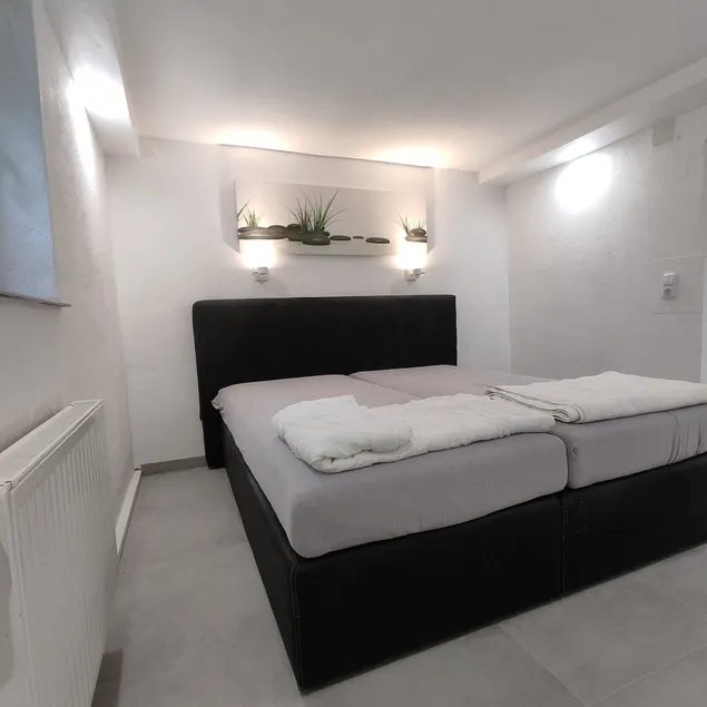 Clean mechanic/apartment - Image 1