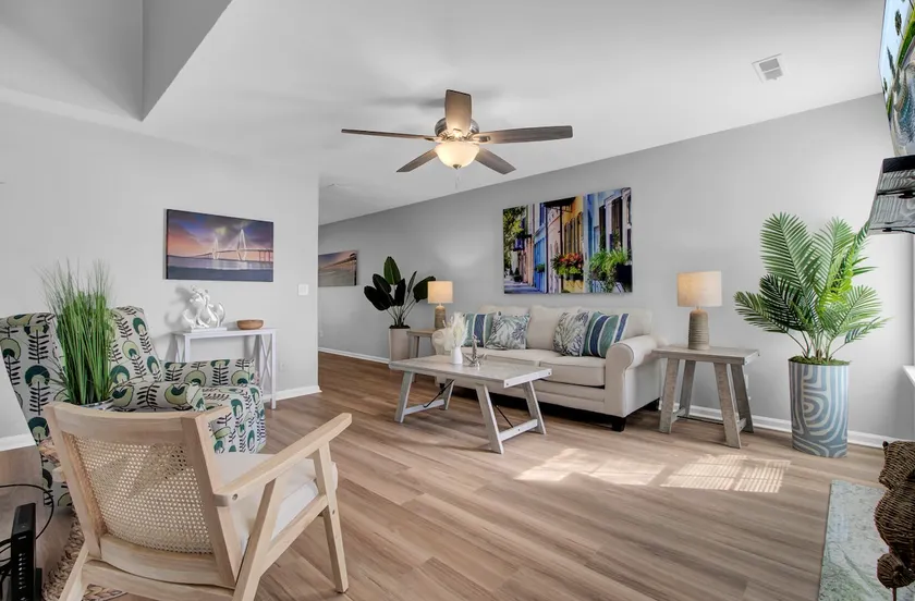 The Chucktown! Walkable to bars+KING bed! - Image 1