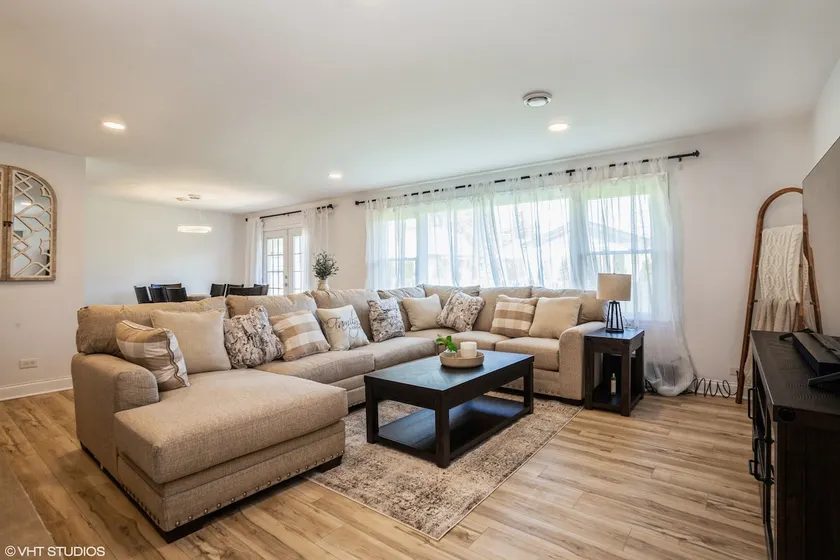 Stylish 4 bedroom home in Arlington Heights - Image 1