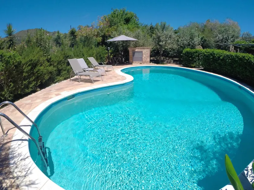 Charming villa with private pool - Image 1